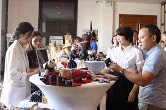 Khách tham quan các sản phẩm địa phương do Dự án Trường Sơn Xanh tài trợ.