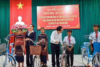 Bộ trưởng GD-ĐT Phùng Xuân Nhạ tặng xe đạp cho học sinh tại Bình Định