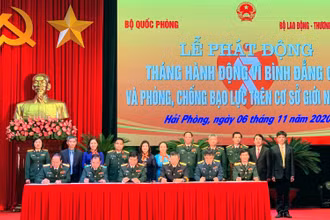 Các đơn vị ký cam kết thực hiện Tháng hành động vì bình đẳng giới và phòng, chống bạo lực trên cơ sở giới.