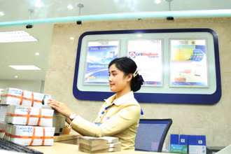 Nhu cầu tiền mặt đang tăng cao tại Lào. Trong ảnh: Kiểm đếm tiền mặt trước khi đưa ra lưu thông trên thị trường tại các ngân hàng ở Lào.
