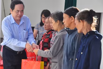 Đồng chí Trần Thanh Mẫn trao quà tặng các hộ khó khăn.