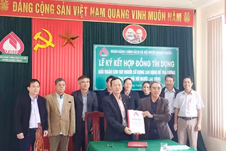 NHCSXH tỉnh Quảng Bình ký hợp đồng giải ngân theo Quyết định số 32/2020.