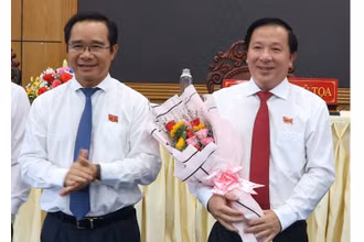 Đồng chí Nguyễn Văn Út (bên phải), tân Chủ tịch UBND tỉnh Long An, khóa 9.