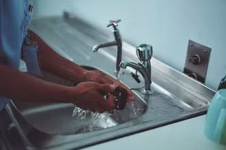 Điện thoại kháng khuẩn hoàn toàn không thấm nước và không ngấm xà phòng, thuốc tẩy và chất tẩy rửa.