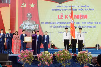 Phó Chủ tịch nước Đặng Thị Ngọc Thịnh tặng Huân chương Độc lập hạng nhì cho Trường THPT Huỳnh Thúc Kháng.