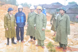 Chủ tịch UBND tỉnh Quảng Ngãi Đặng Văn Minh thị sát khu vực sạt lở núi tại thôn Cưa, xã Trà Hiệp, huyện Trà Bồng. (Ảnh: HIỂN CỪ)