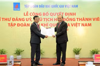Phó Thủ tướng Thường trực Chính phủ Trương Hoà Bình trao Quyết định bổ nhiệm Chủ tịch HĐTV Petrovietnam cho đồng chí Hoàng Quốc Vượng.