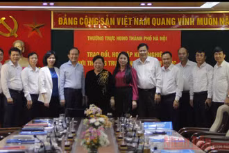 Thường trực HĐND TP Hà Nội và Thường trực HĐND tỉnh Vĩnh Phúc chụp ảnh lưu niệm.
