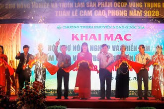 Các đại biểu cắt băng khai mạc Hội chợ.