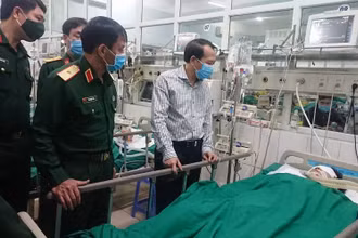 Phó Chủ tịch UBND tỉnh Hà Giang Trần Đức Quý thăm hỏi, động viên quân nhân bị thương trong khi làm nhiệm vụ tại BVĐK tỉnh Hà Giang.