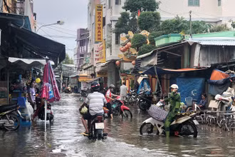 Các tuyến đường nội đô thị trấn Mỹ Xuyên bị ngập do triều cường.