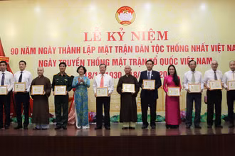 Trao tặng Kỷ niệm chương “Vì sự nghiệp đại đoàn kết toàn dân tộc”.