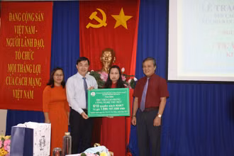 Đại diện Ủy ban về người Việt Nam ở nước ngoài TP Hồ Chí Minh trao sách cho các trường.