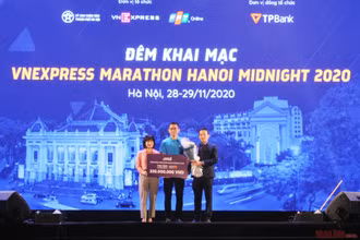 Ban tổ chức trích một phần tiền bán Bib của Hanoi Midnight 2020 để khuyên góp chương trình “Ánh sáng học đường”.