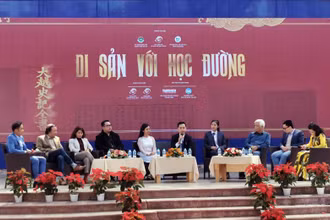 Chương trình giao lưu với các nhà sử học, đạo diễn, biên kịch và sản xuất phim lịch sử Việt Nam.