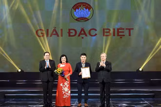 Đồng chí Trần Quốc Vượng, Ủy viên Bộ Chính trị, Thường trực Ban Bí thư và đồng chí Trần Thanh Mẫn, Bí thư T.Ư Đảng, Chủ tịch Ủy ban T.Ư MTTQ Việt Nam trao giải cho nhóm tác giả đoạt Giải đặc biệt (Ảnh: Trần Hải).