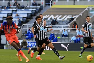 T. Abraham (áo mầu cam) ghi bàn thứ hai cho Chelsea.