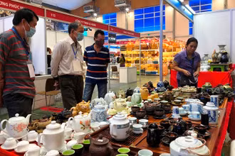 Tham quan, mua sắm hàng thủ công mỹ nghệ tại hội chợ.