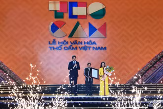 Ông Michael Croft, Trưởng đại diện Tổ chức Giáo dục, Khoa học và Văn hóa Liên hợp quốc (UNESCO) tại Việt Nam trao Danh hiệu Công viên địa chất toàn cầu UNESCO Đắk Nông cho lãnh đạo tỉnh.