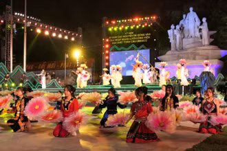 Chương trình nghệ thuật tại buổi lễ kỷ niệm. 