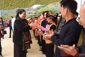 Phó Chủ tịch Thường trực Quốc hội Tòng Thị Phóng gặp gỡ bà con nhân dân xã Mường Lựm.