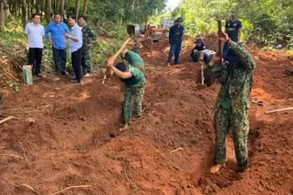 Lực lượng chuyên trách tìm kiếm các phần mộ liệt sĩ tại khu vực ấp K54, xã Lộc Thiện, huyện Lộc Ninh.