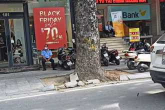  Mặc dù giảm giá đến 70% nhưng cửa hàng vẫn vắng khách.