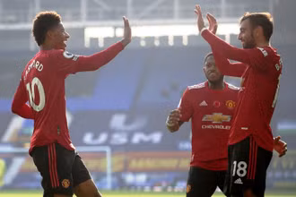 B. Fernandes (phải) lập cú đúp trong chiến thắng 3-1 của Man United.