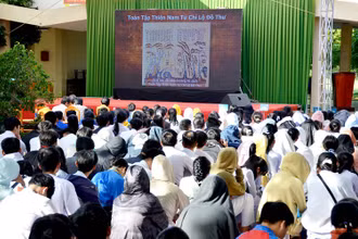 Trình chiếu video clip Triển lãm số “Hoàng Sa, Trường Sa của Việt Nam - Những bằng chứng lịch sử và pháp lý”.