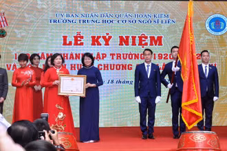Phó Chủ tịch nước Đặng Thị Ngọc Thịnh trao tặng nhà trường Huân chương Độc lập hạng Nhì.