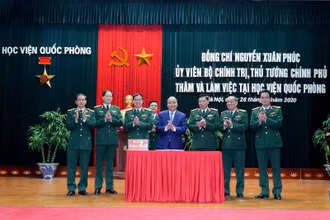Thủ tướng Nguyễn Xuân Phúc thăm làm việc tại Học viện Quốc phòng