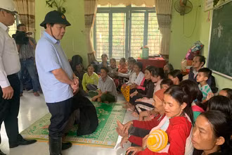  Chủ tịch UBND tỉnh Quảng Ngãi Đặng Văn Minh động viên bà con thôn Gò Tranh Giữa, xã Long Sơn được đưa đi sơ tán tại Trường mẫu giáo Long Sơn. Ảnh: HIỀN CỪ.