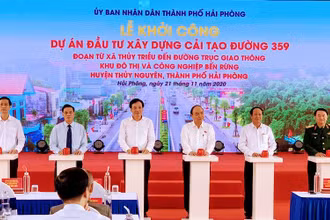 Thủ tướng Chính phủ Nguyễn Xuân Phúc dự và nhấn nút khởi công công trình.