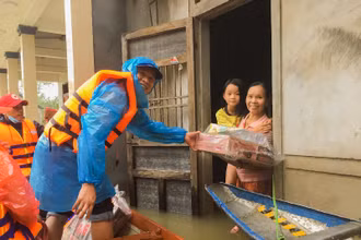 World Vision Việt Nam trong chuyến cứu trợ khẩn cấp cho người dân tại huyện Hải Lăng, tỉnh Quảng Trị.