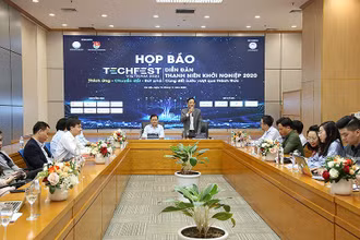 Thứ trưởng Khoa học và Công nghệ Trần Văn Tùng trao đổi thông tin về TECHFEST 2020 tại buổi họp báo.