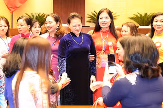 Chủ tịch Quốc hội Nguyễn Thị Kim Ngân và các đại biểu nữ tại buổi gặp mặt (Ảnh: Trọng Đức - TTXVN).