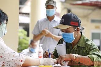 Chi trả tiền hỗ trợ dịch Covid-19 cho các đối tượng người có công và bảo trợ xã hội ở quận Đống Đa, Hà Nội (Ảnh minh họa: Duy Linh).