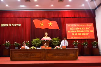 Lãnh đạo Tạp chí Cộng sản phát biểu tại hội thảo.