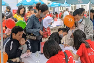 Các em nhỏ trên địa bàn TP Hải Phòng được khám sàng lọc tim miễn phí.