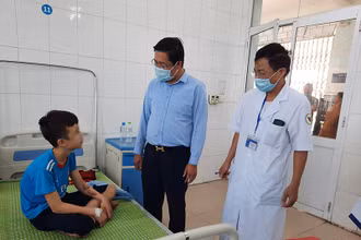 Em Trương Quang Duy đang được điều trị tại Trung tâm Y tế huyện Yên Phong, tỉnh Bắc Ninh.