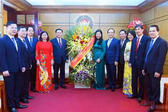 Đồng chí Vương Đình Huệ, Ủy viên Bộ Chính trị, Bí thư Thành ủy và các đồng chí lãnh đạo thành phố tặng hoa chúc mừng MTTQ Việt Nam thành phố Hà Nội nhân kỷ niệm 90 năm Ngày truyền thống. Ảnh: Duy Linh