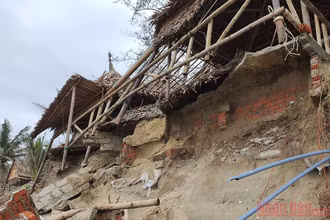 Dãy nhà hàng, quán ăn ở bờ biển Hội An bị sóng biển đánh thiệt hại.
