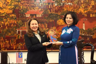 Chủ tịch UBND tỉnh Bắc Ninh, Nguyễn Hương Giang (phải) tiếp Đại sứ Malaysia tại Việt Nam, Dato’ Shariffah Norhana Syed Mustaffa.
