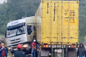 Tư thế Containenr xảy ra tai nạn giao thông tại km 42+932 rất hi hữu và nguy hiểm.