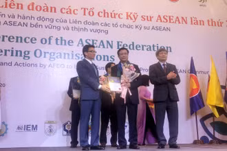 Phó Thủ tướng Vũ Đức Đam trao chứng nhận của Liên đoàn Kỹ sư ASEAN cho các cá nhân có nhiều cống hiến. 