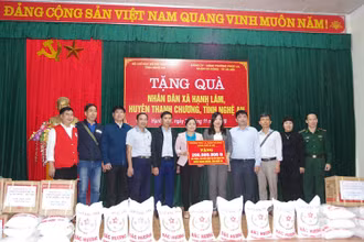 Đoàn tặng quà cho người dân xã Hạnh Lâm, huyện Thanh Chương