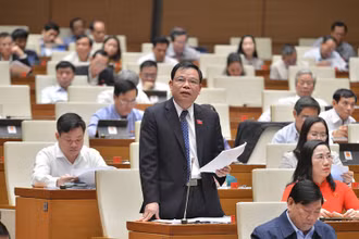 Bộ trưởng Nông nghiệp và Phát triển nông thôn Nguyễn Xuân Cường trả lời chất vấn của các đại biểu Quốc hội, sáng 9-11.