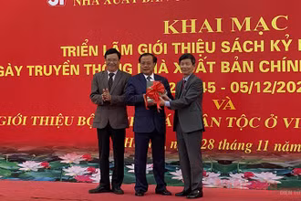 Đồng chí Phạm Quang Nghị, nguyên Ủy viên Bộ Chính trị, nguyên Bí thư Thành ủy Hà Nội nhận bộ sách từ lãnh đạo NXB và đại diện nhóm tác giả. Ảnh: TRỊNH DŨNG
