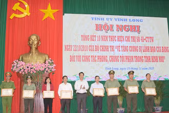 Lãnh đạo tỉnh Vĩnh Long trao Bằng khen cho các cá nhân có thành tích xuất sắc trong thực hiện Chỉ thị 48-CT/TW của Bộ Chính trị vào sáng 24-11. 
