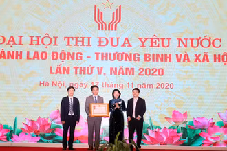 Phó Chủ tịch nước Đặng Thị Ngọc Thịnh trao tặng Huân chương Lao động hạng Nhì cho tập thể Vụ Bảo hiểm xã hội.